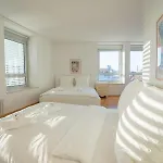 Zentrale Grosszuegige Penthousewohnung Fuer 8 Personen * Bréma