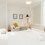 Zentrale Grosszuegige Penthousewohnung Fuer 8 Personen