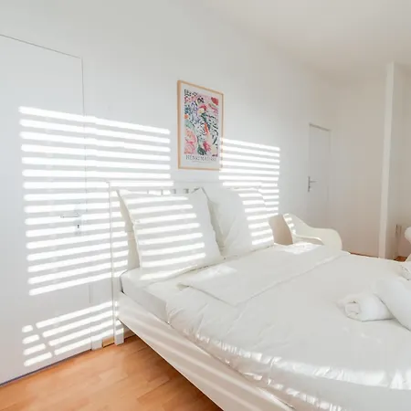 Zentrale Grosszuegige Penthousewohnung Fuer 8 Personen *
