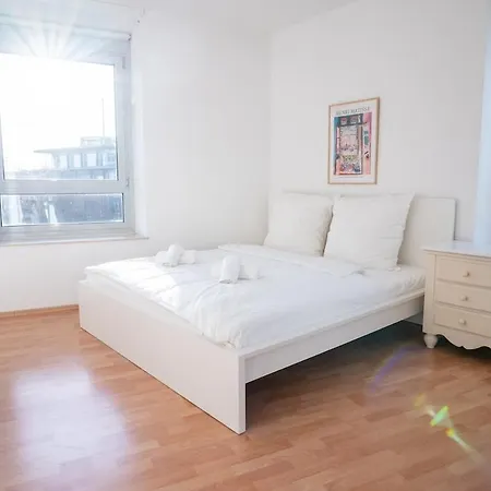 Zentrale Grosszuegige Penthousewohnung Fuer 8 Personen *