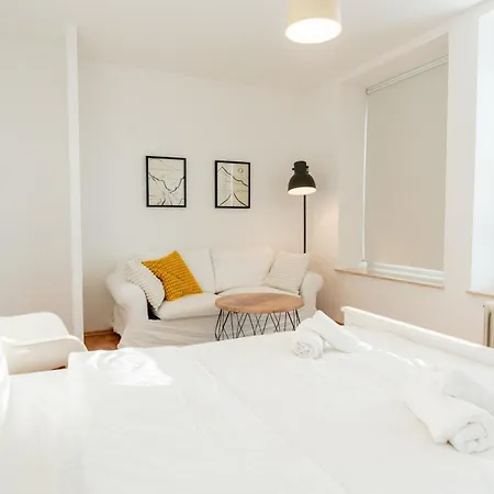 Zentrale Grosszuegige Penthousewohnung Fuer 8 Personen