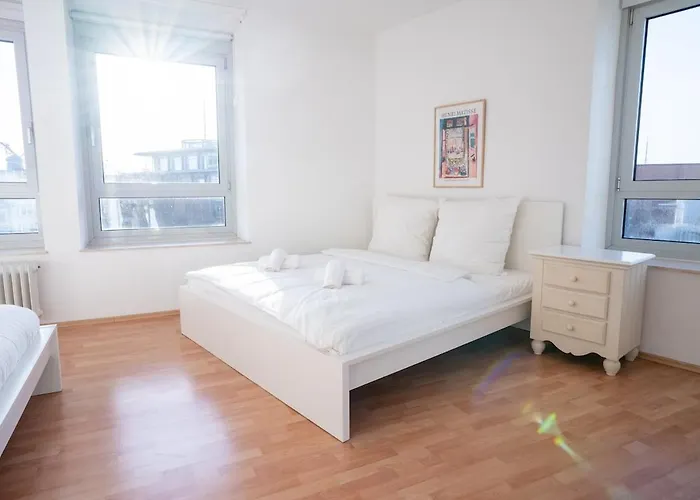 Zentrale Grosszuegige Penthousewohnung Fuer 8 Personen *